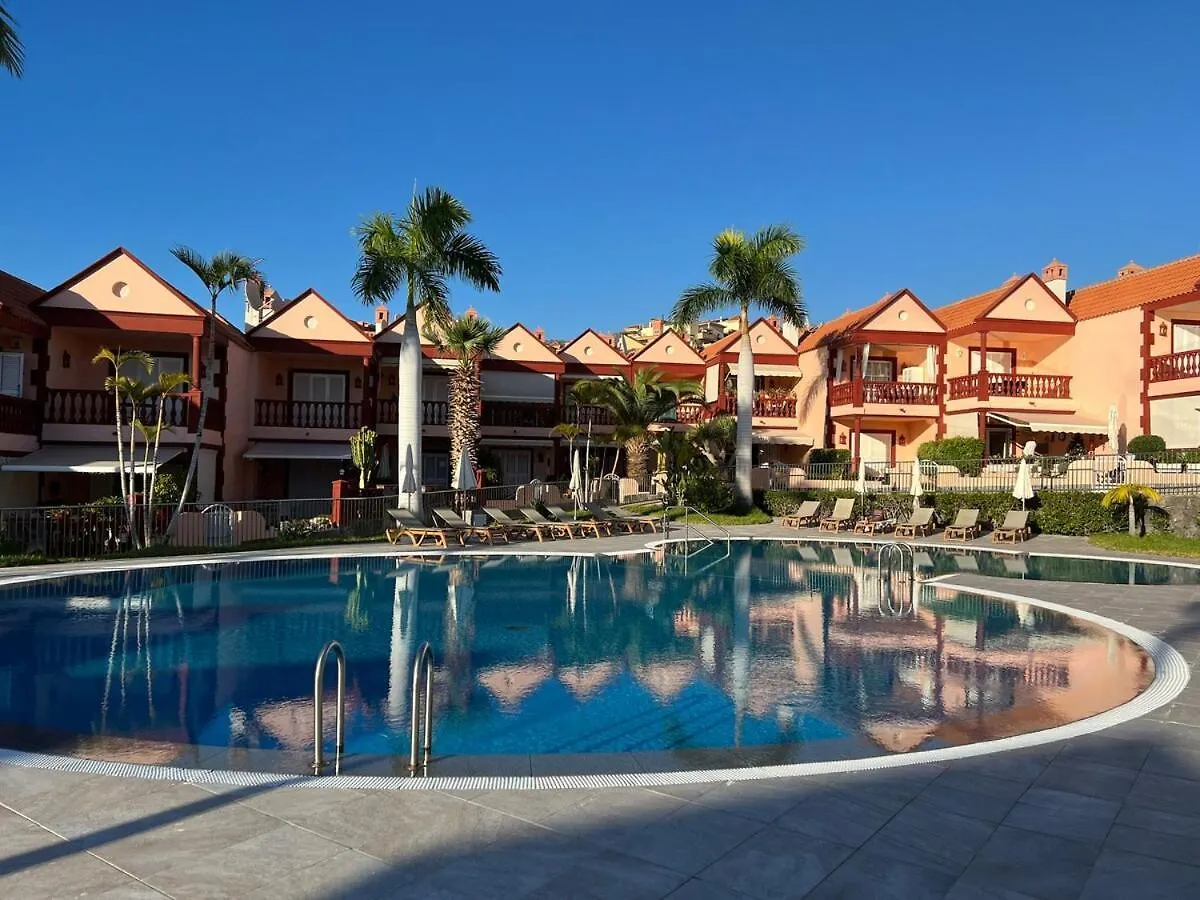 Semesterbostad Spacious Villa 500 M From The Sea! Playa Del Duque Costa Adeje