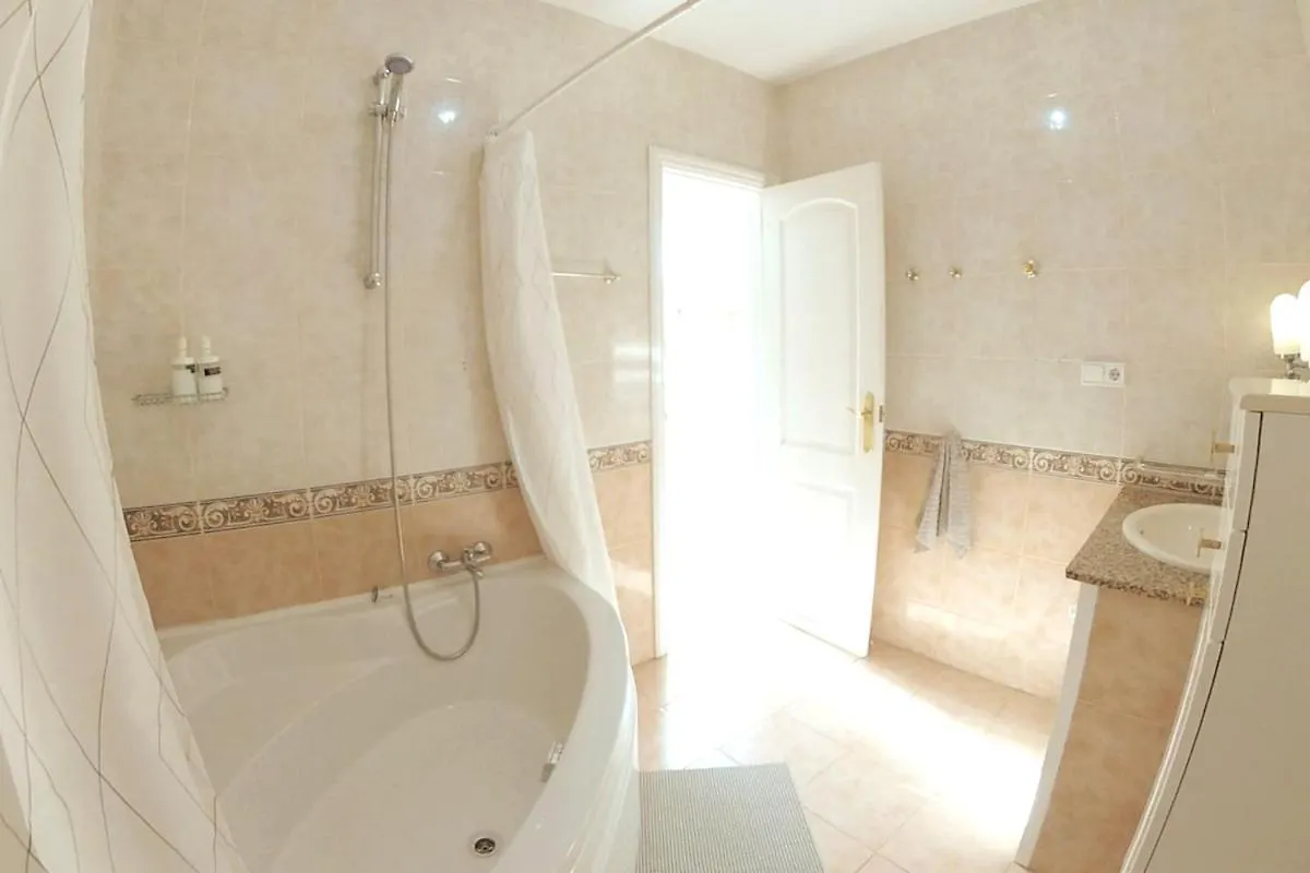 Semesterbostad Spacious Villa 500 M From The Sea! Playa Del Duque Costa Adeje