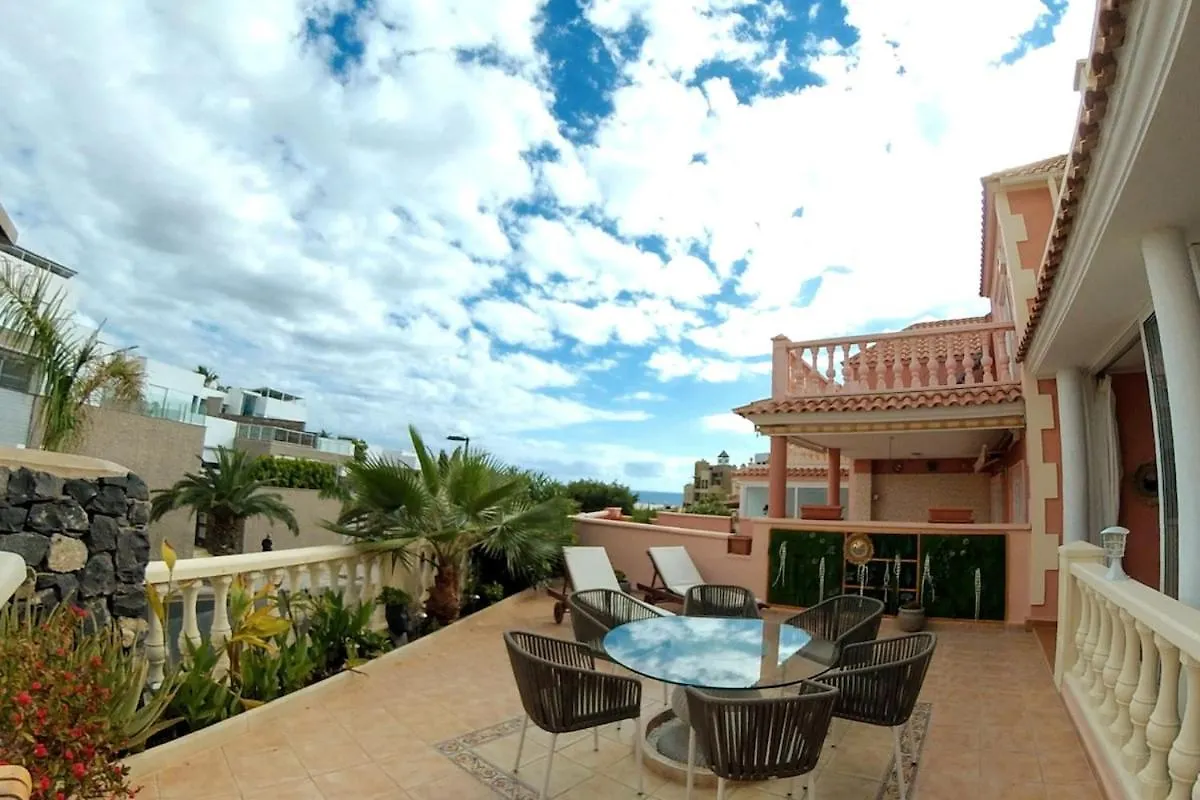 Semesterbostad Spacious Villa 500 M From The Sea! Playa Del Duque Costa Adeje